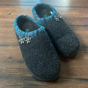 Acorn woman’s slip on clog